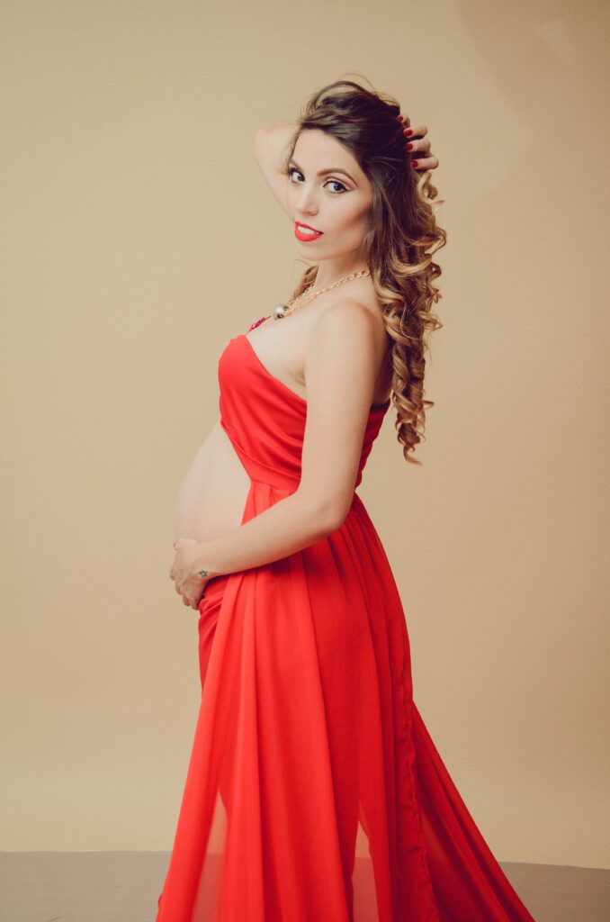 fotografia-embarazo-guadalajara-estudio-vestido-rojo-03.jpg