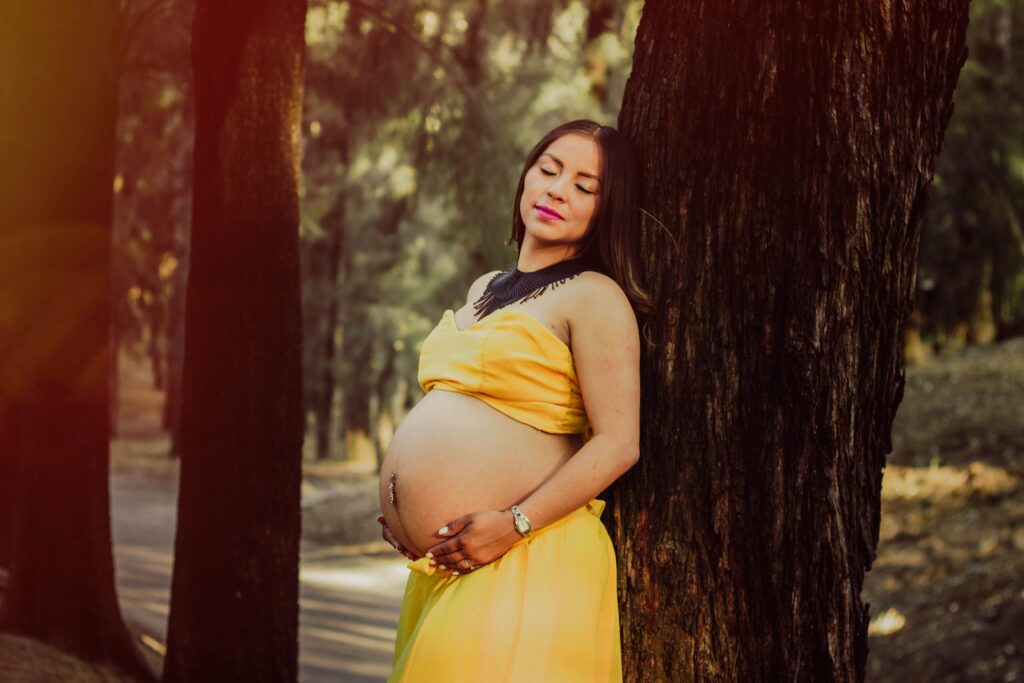 fotografia-maternidad-guadalajara-exterior-amarillo-32.jpg