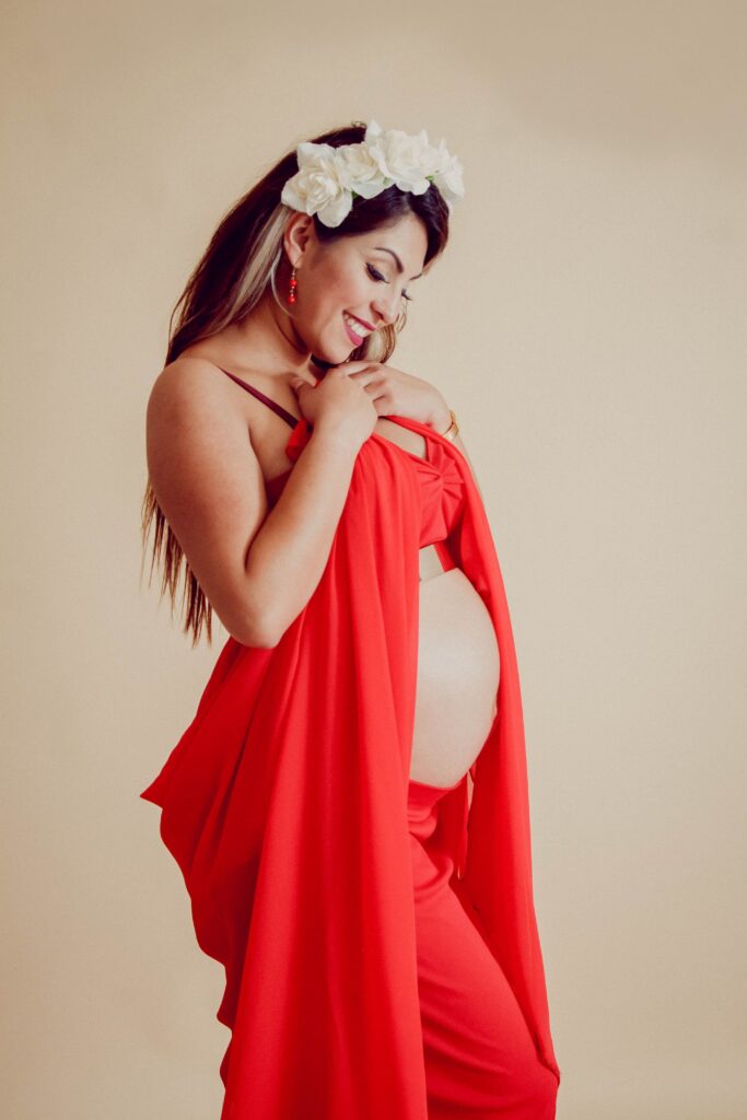 sesion-embarazo-guadalajara-estudio-vestido-rojo-04.jpg